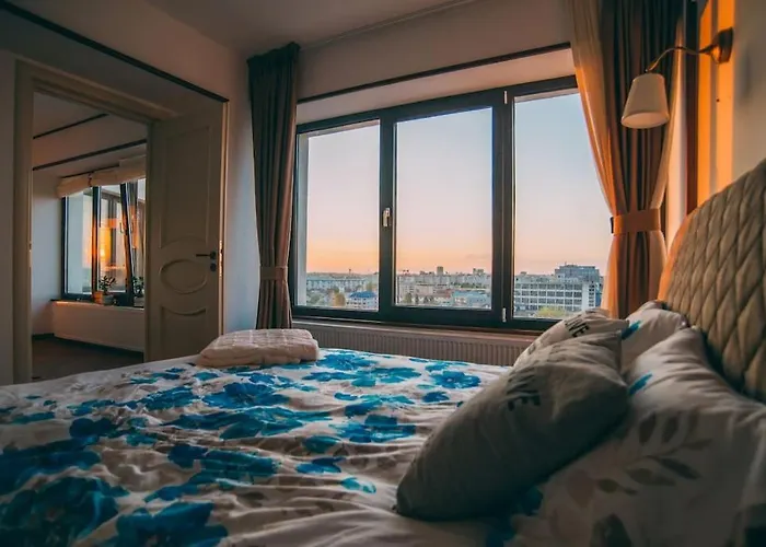 Luxurious Penthouse With Fantastic Views! *